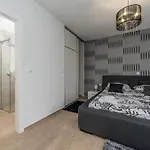 Nika Zadarvillas *