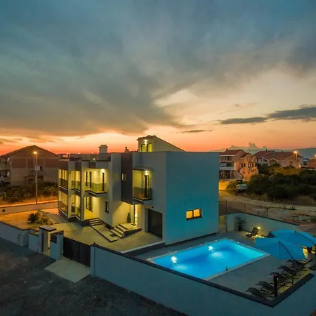 Nika Zadarvillas * Ζαντάρ