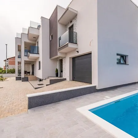 Nika Zadarvillas * Ζαντάρ